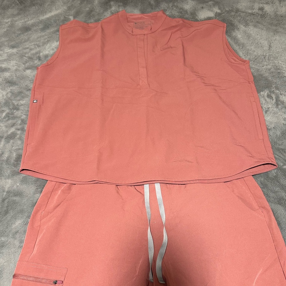 Figs Zamora Jogger pants size 2XL TALL and Rafaela top 2XL. Smoke free home.